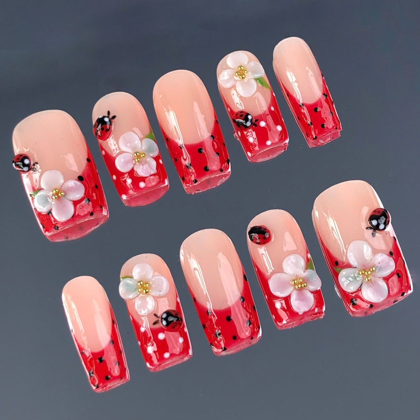 A252 Frechtip Red polka dots
