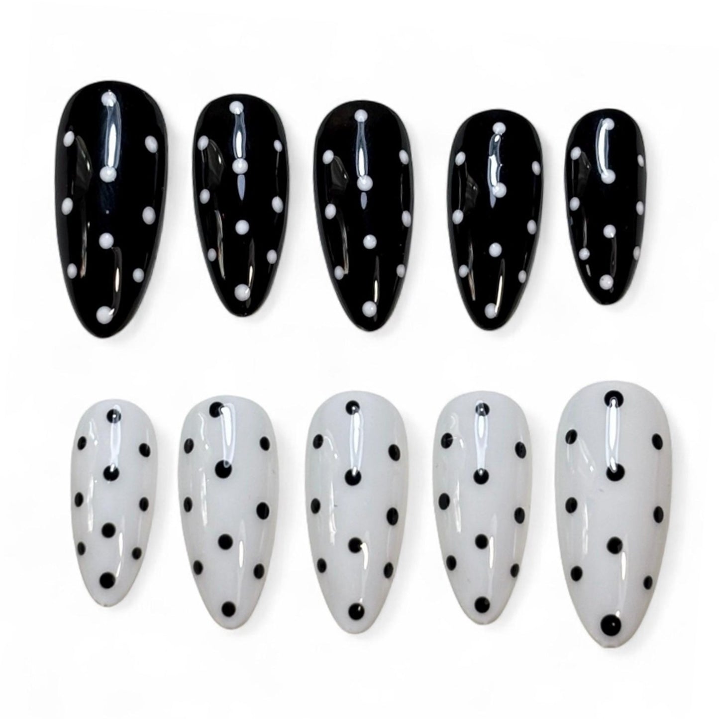 A39 Black And White Polka Dot