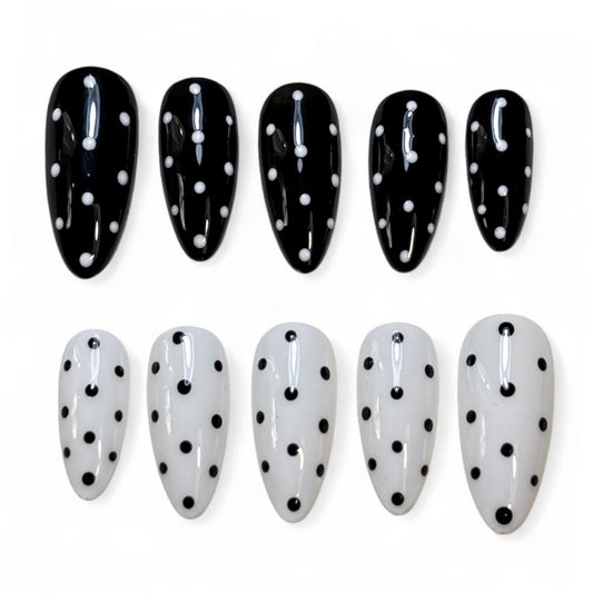 A39 Black And White Polka Dot