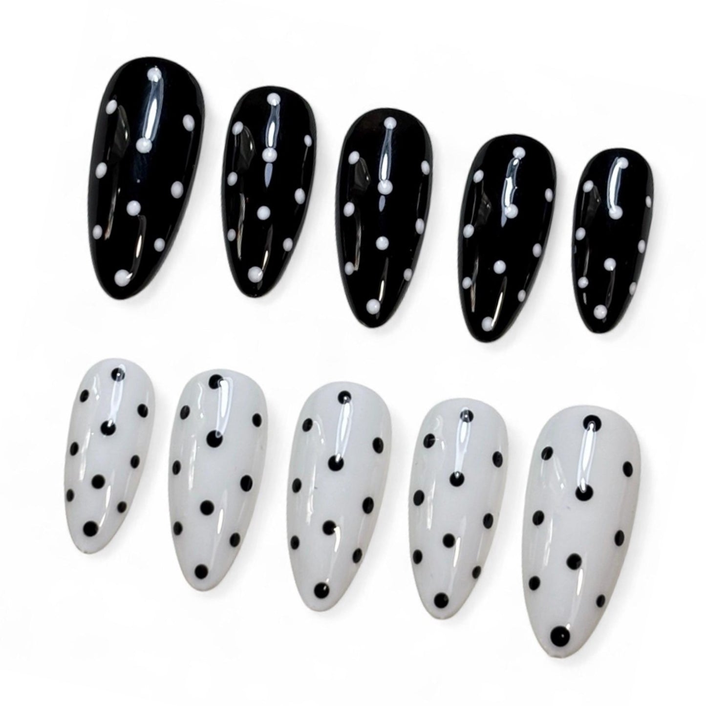 A39 Black And White Polka Dot