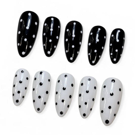 A39 Black And White Polka Dot